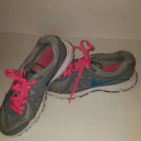 Grey Nike revolution 2 shoes size 7.5 - Picture 1 of 4